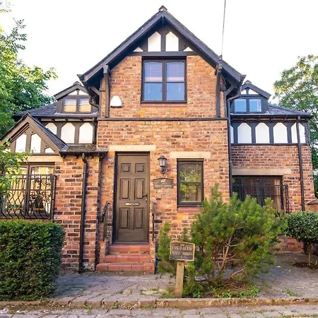 Detached House With Gated Parking In Whalley Range Manchester Exterior photo