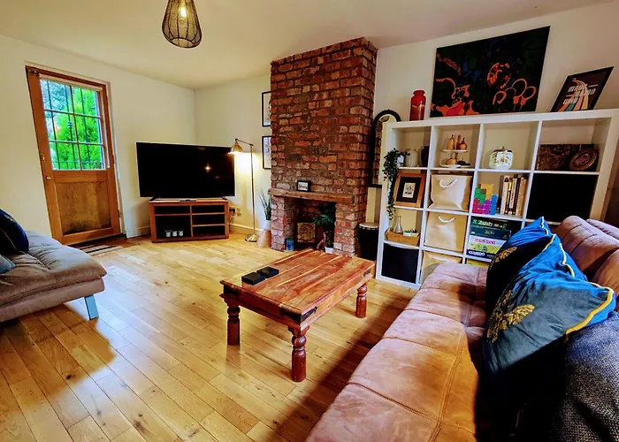 Detached House With Gated Parking In Whalley Range