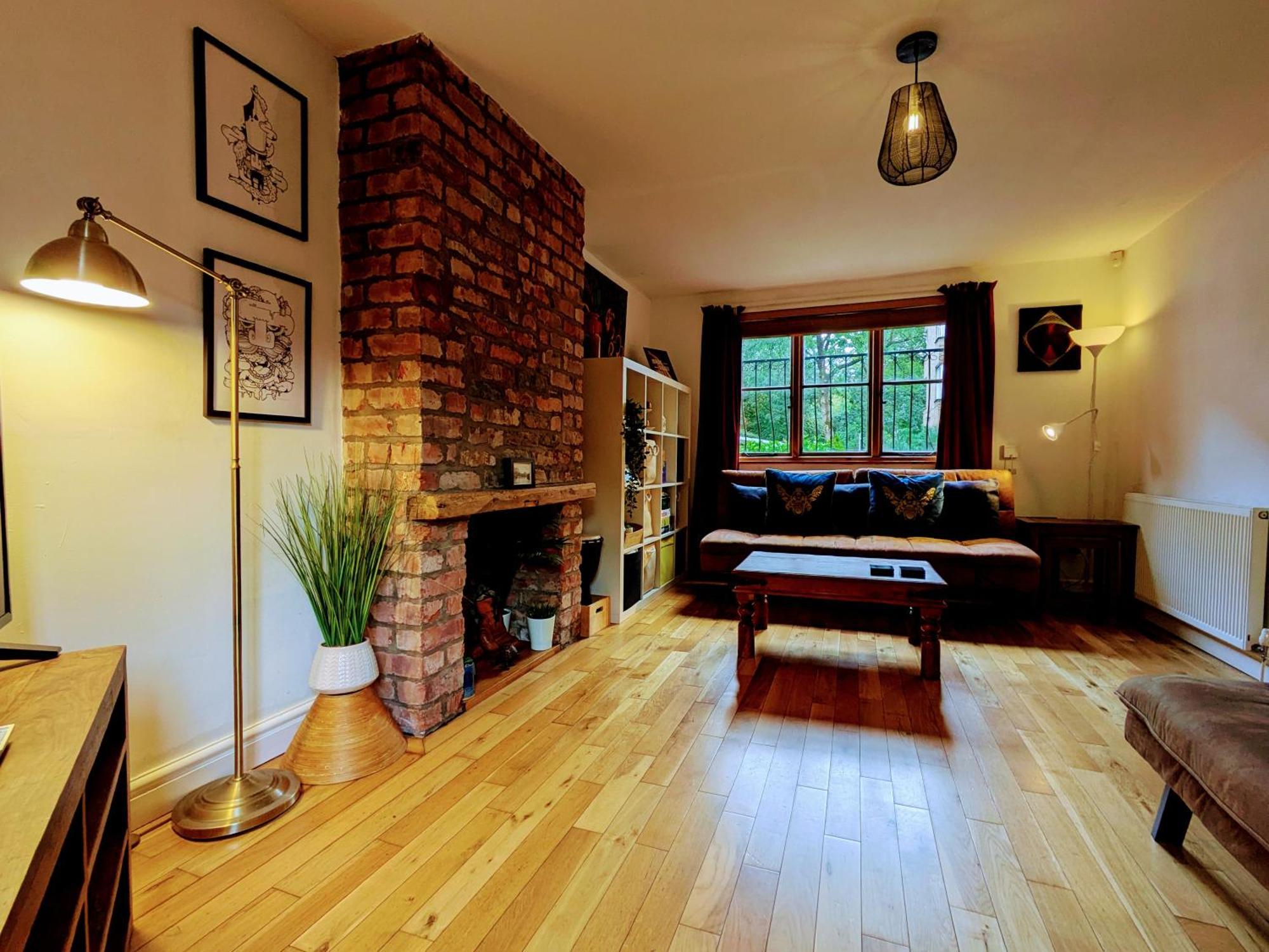 Detached House With Gated Parking In Whalley Range Villa *