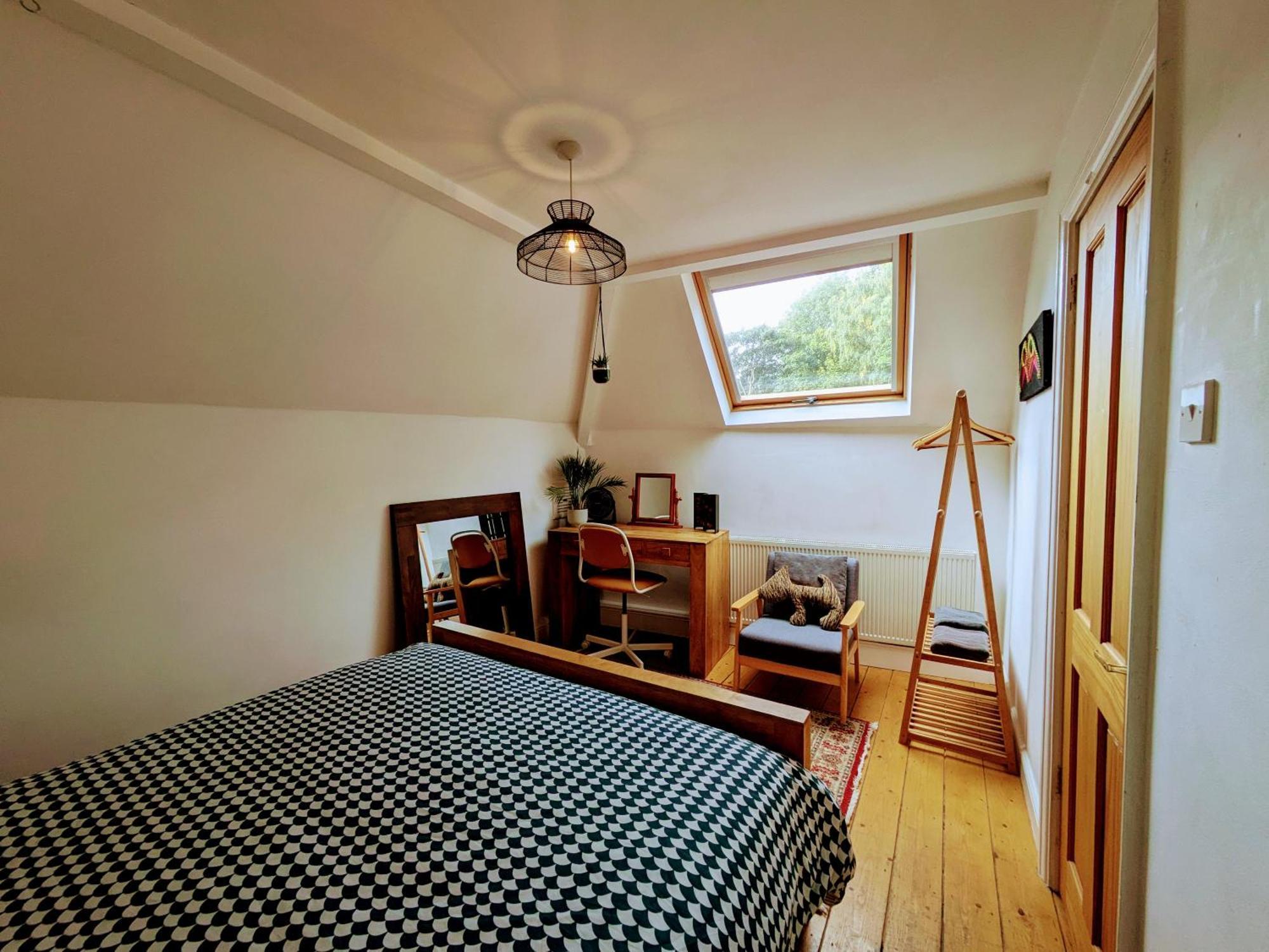 Detached House With Gated Parking In Whalley Range Villa *