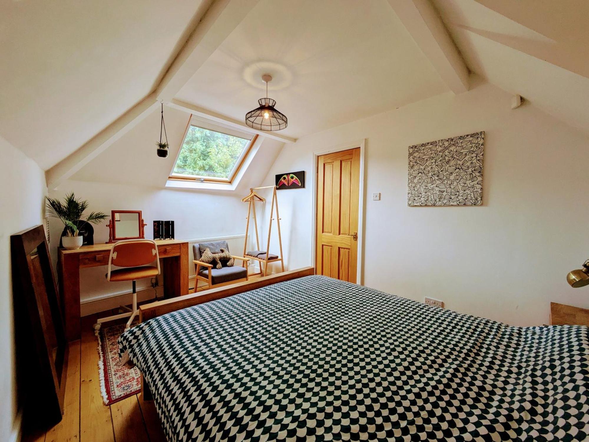 Villa Detached House With Gated Parking In Whalley Range *